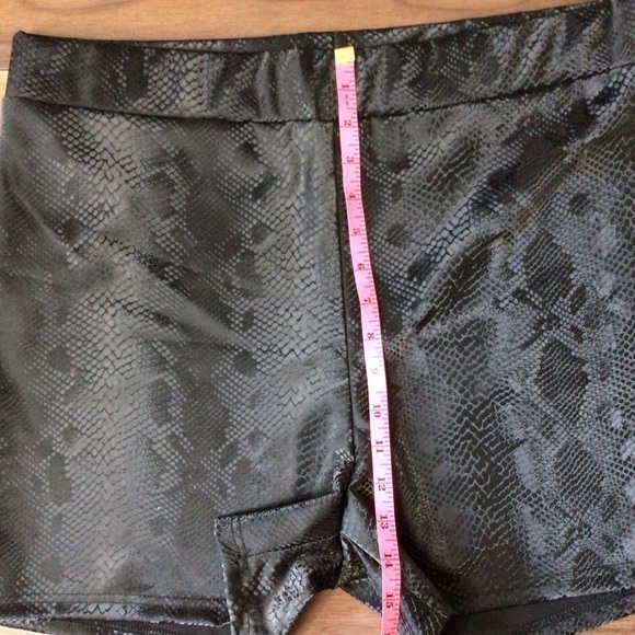 SHEIN Curve High Waist Snakeskin Print Shorts - Picture 6 of 11